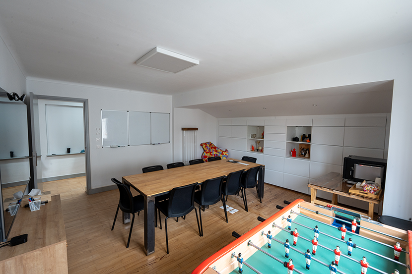 attraction bureaux salle de réunion baby foot machine à café table télévision