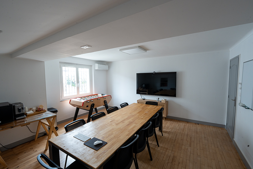 attraction bureaux salle de réunion baby foot table télévision climatisation