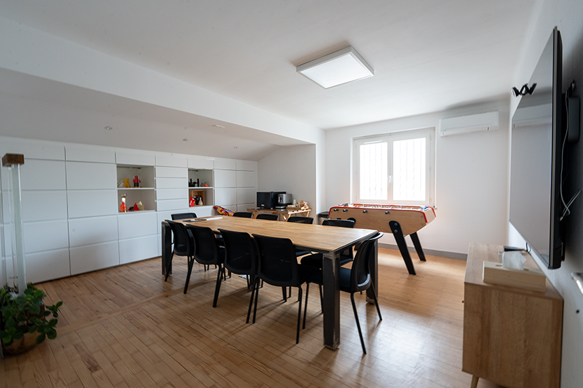 attraction bureaux salle de réunion table télévision climatisation baby foot