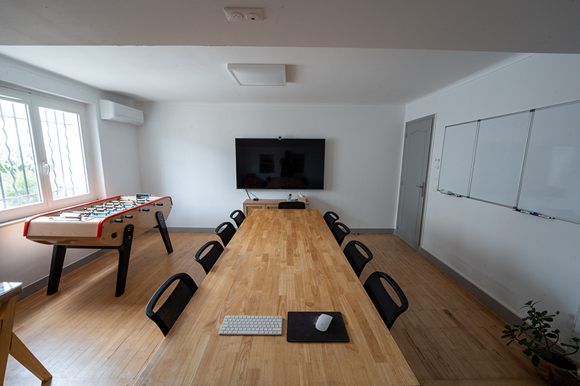 attraction bureaux salle de réunion télévision climatisation table baby foot